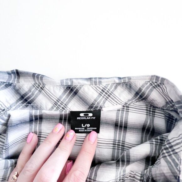 Oakley Mens Shirt Casual Button Down Regular Fit Black Plaid Short Sleeved Large - Picture 6 of 8